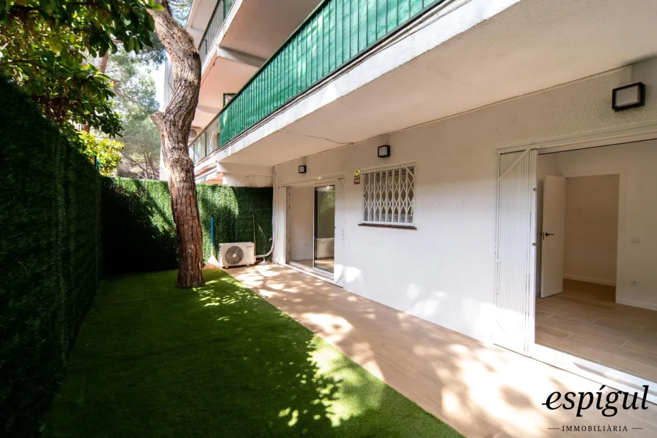 Planta baixa reformada amb jardí privat a 250m de la Platja