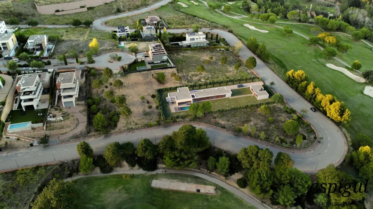 Villa neuve à vendre à Golf Masía Bach de plain-pied de 440 m2, sur un terrain de 1 800 m2