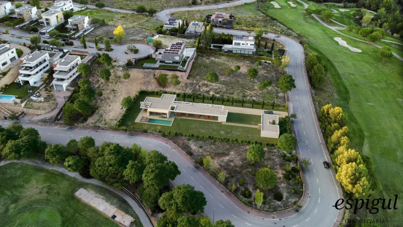 Xalet d’Obra nova en venda en el Golf Masia Bach en una sola planta de 440 m², en una parcel·la de 1.800 m²