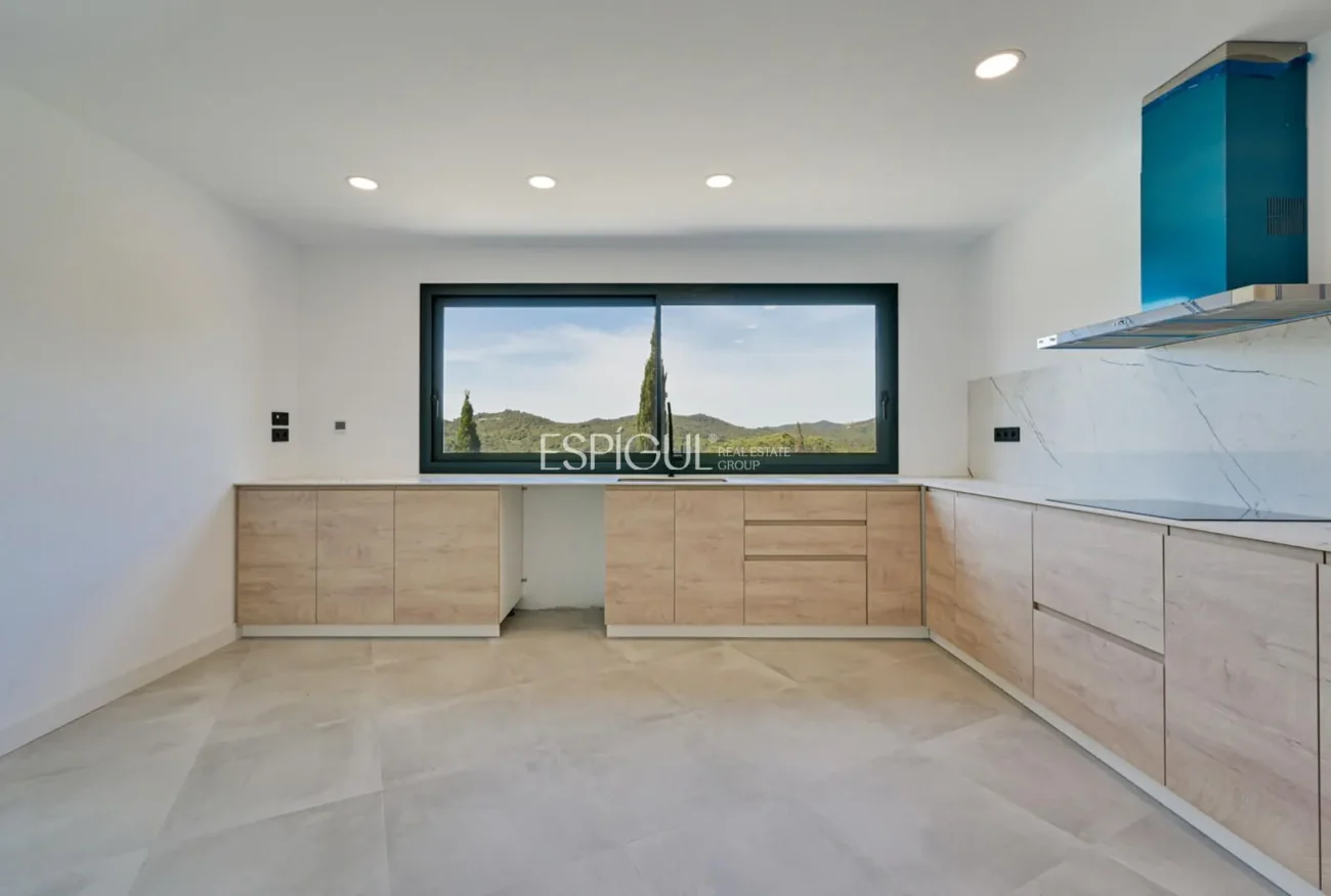 Bonita casa de obra nueva con espectaculares vistas en Vallromanes