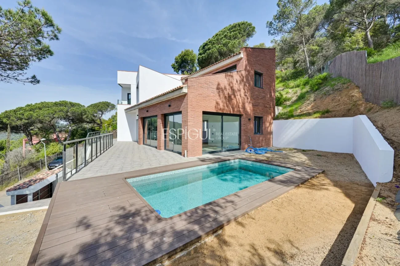 Bonita casa de obra nueva con espectaculares vistas en Vallromanes