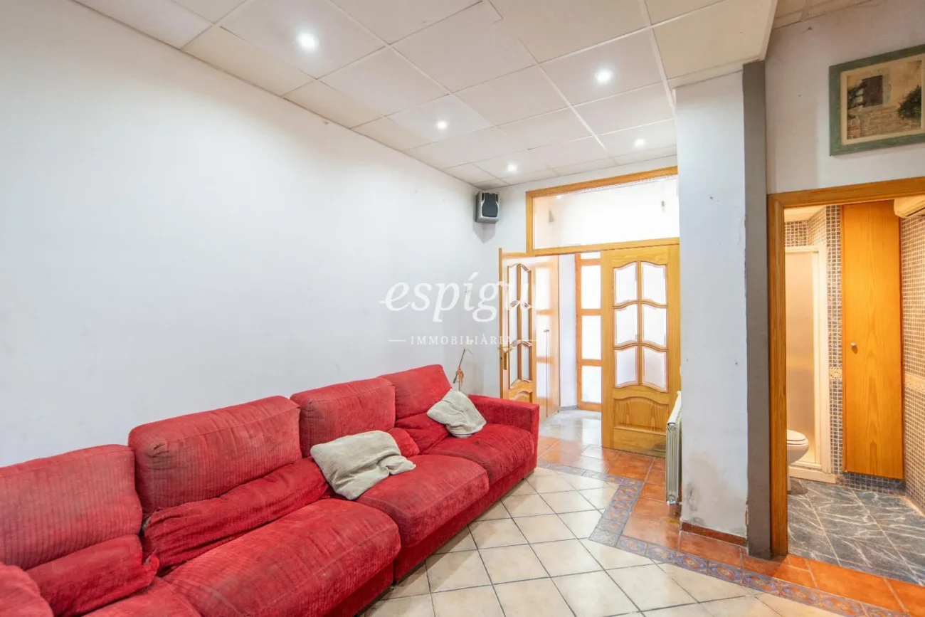 Maison mitoyenne avec jardin privé et studio sur la Calle Major de Salt
