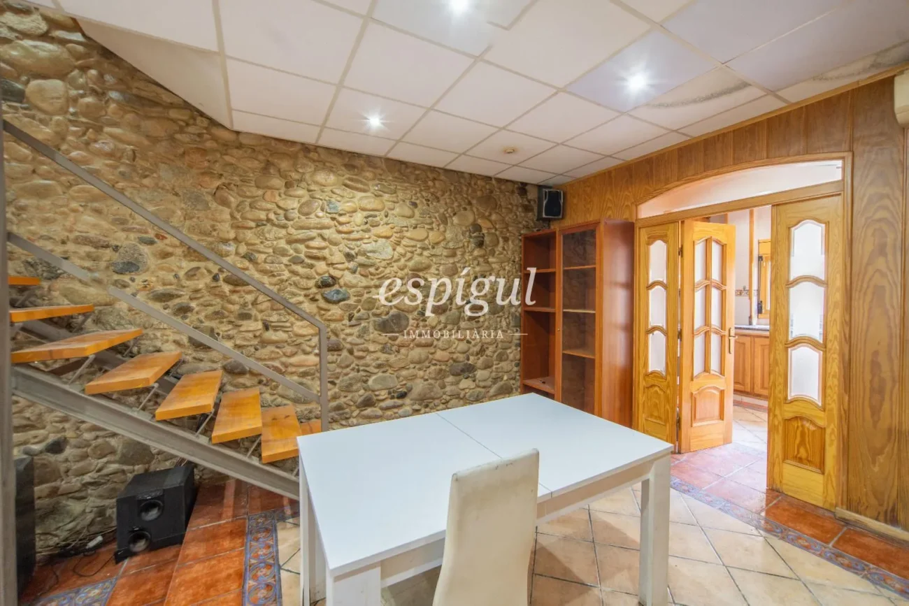 Maison mitoyenne avec jardin privé et studio sur la Calle Major de Salt