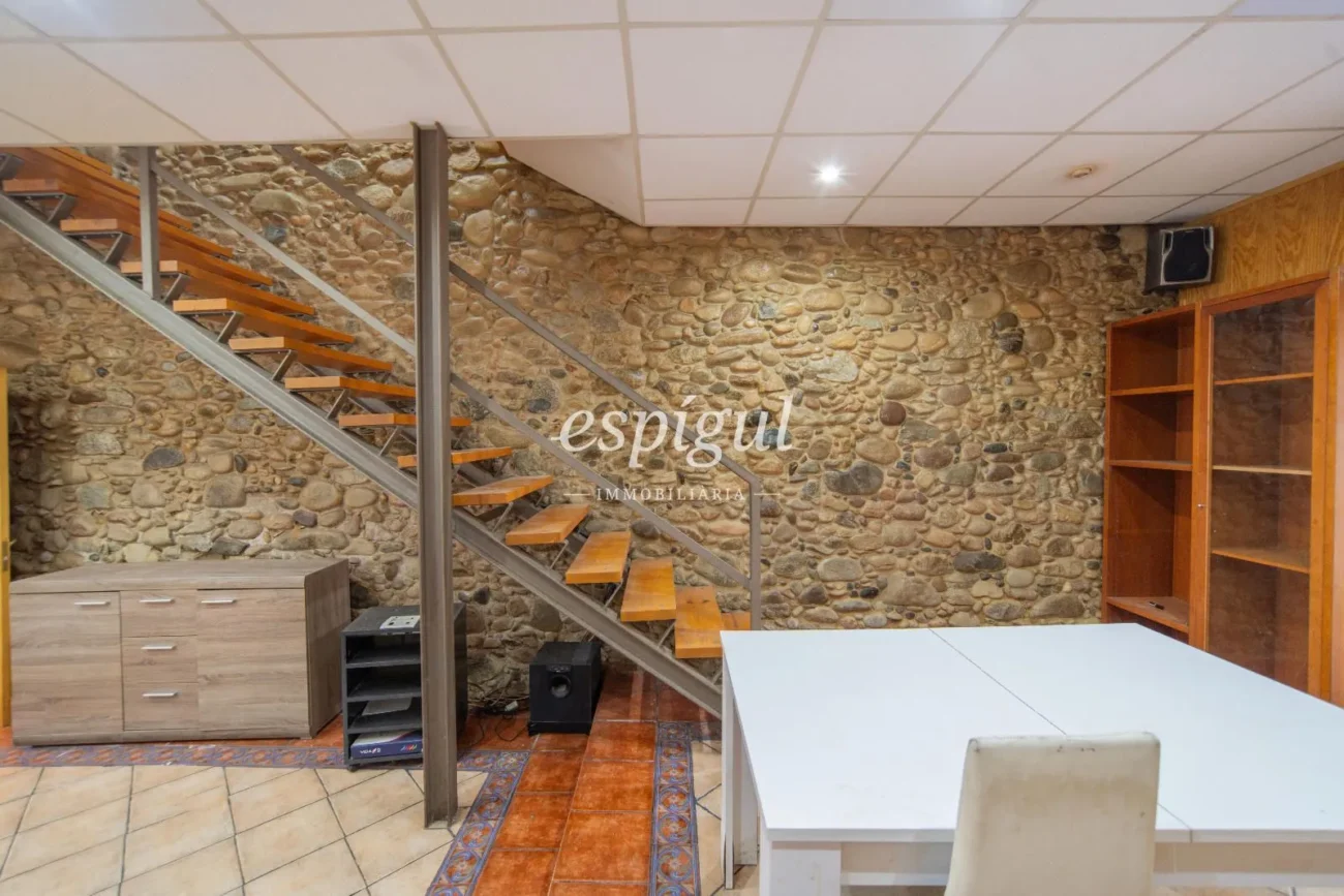 Maison mitoyenne avec jardin privé et studio sur la Calle Major de Salt