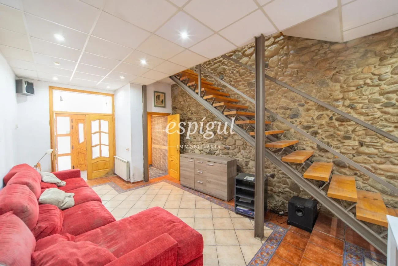 Semi-detached house with private garden and studio in Calle Major de Salt