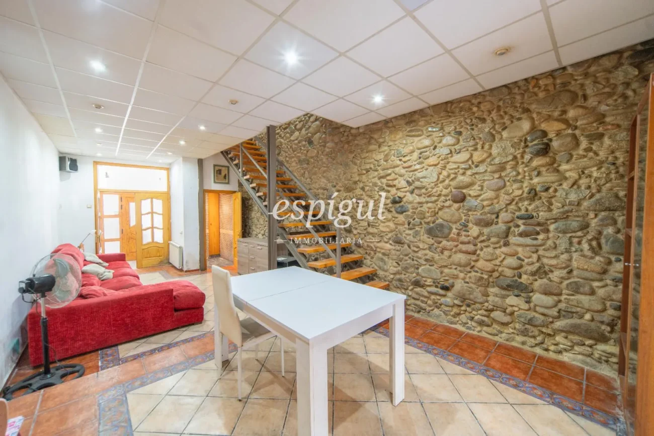 Semi-detached house with private garden and studio in Calle Major de Salt