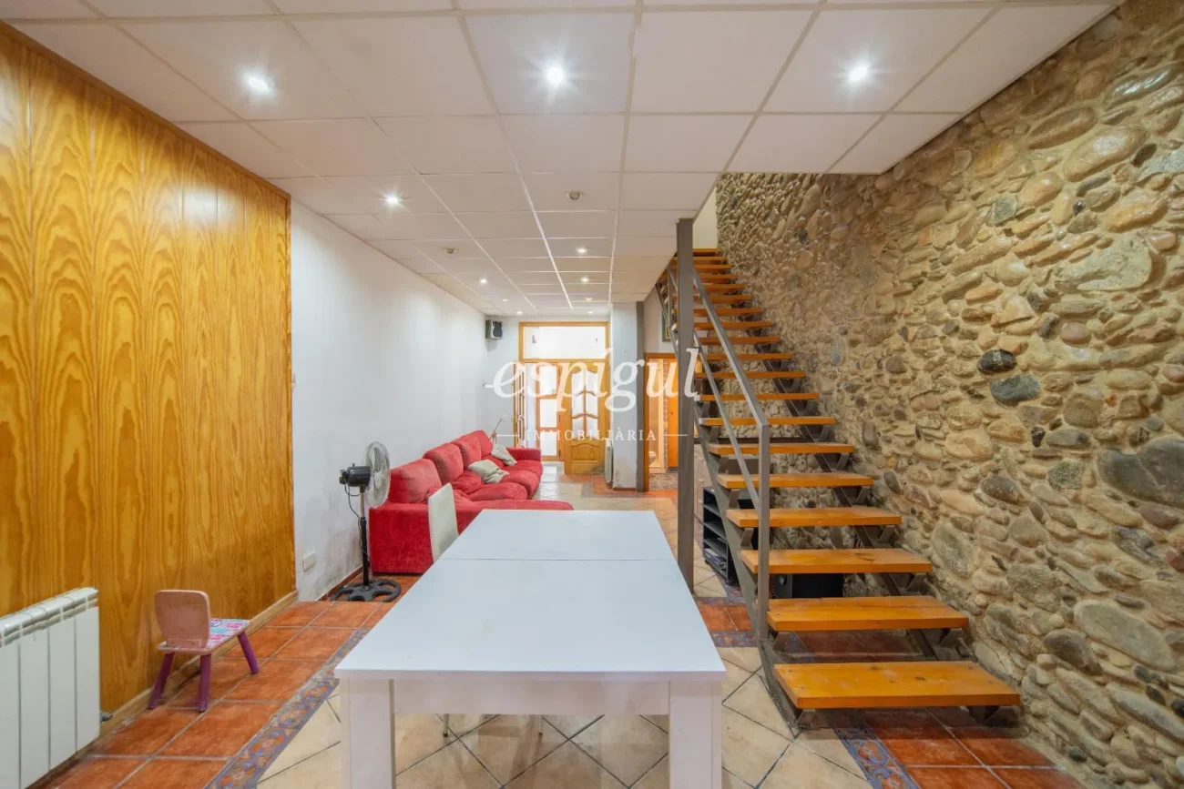 Maison mitoyenne avec jardin privé et studio sur la Calle Major de Salt