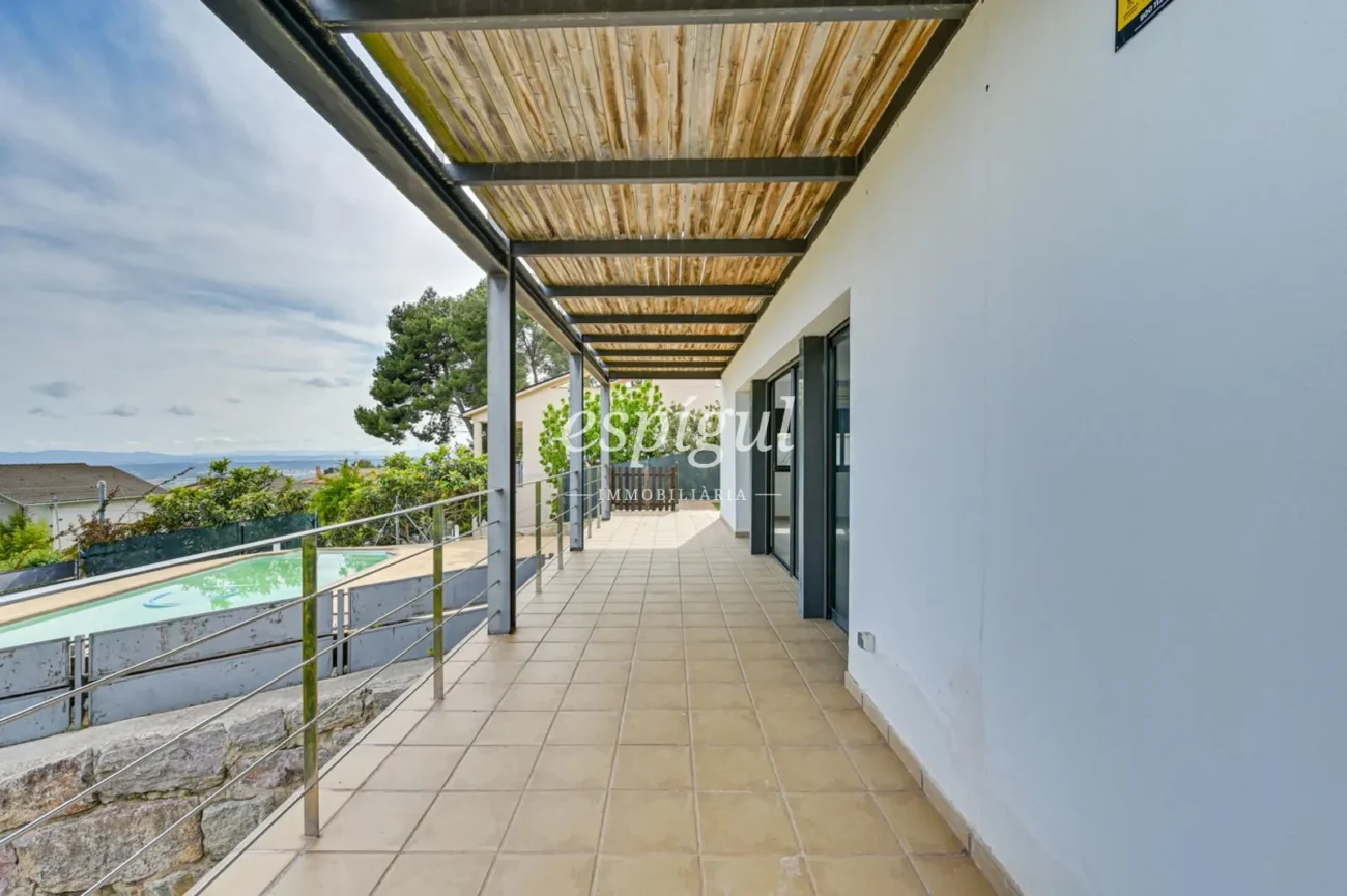 Casa de disseny amb vistes panoràmiques, jardí i piscina a Can Regasol