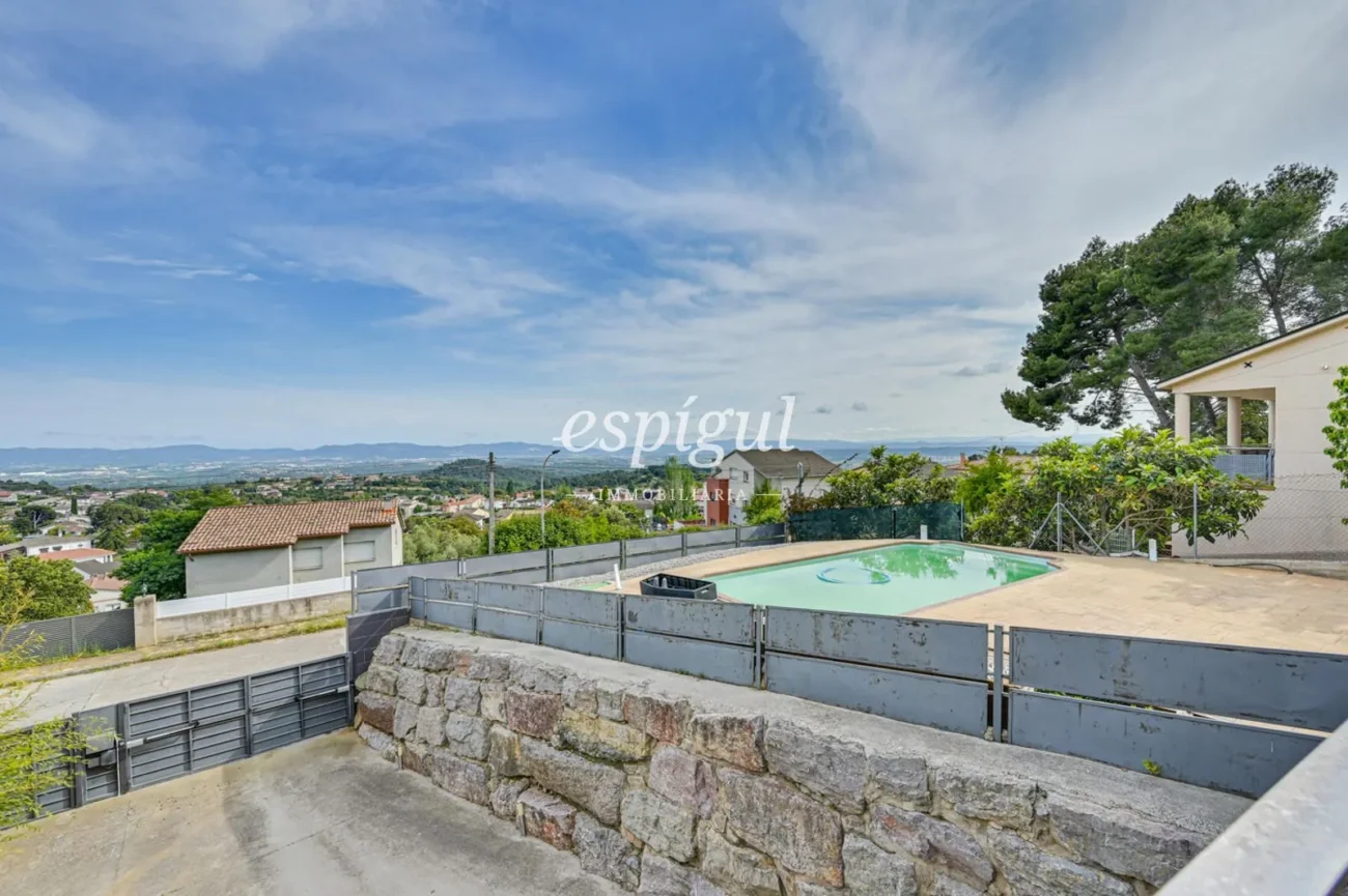 Casa de disseny amb vistes panoràmiques, jardí i piscina a Can Regasol