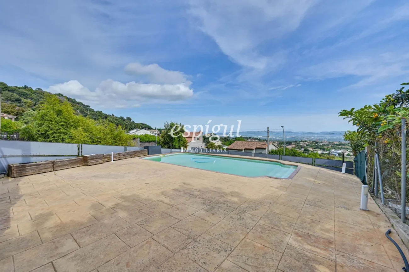 Casa de disseny amb vistes panoràmiques, jardí i piscina a Can Regasol