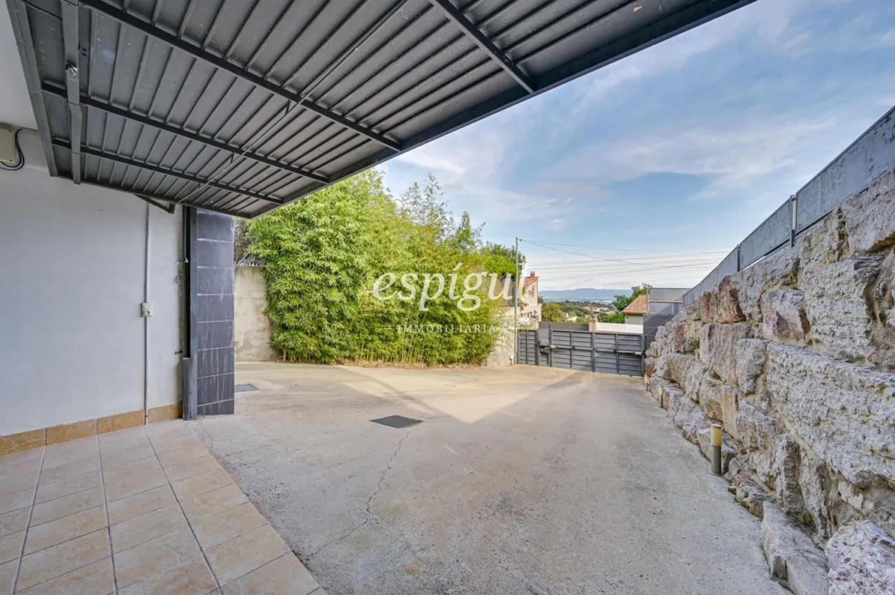 Casa de disseny amb vistes panoràmiques, jardí i piscina a Can Regasol
