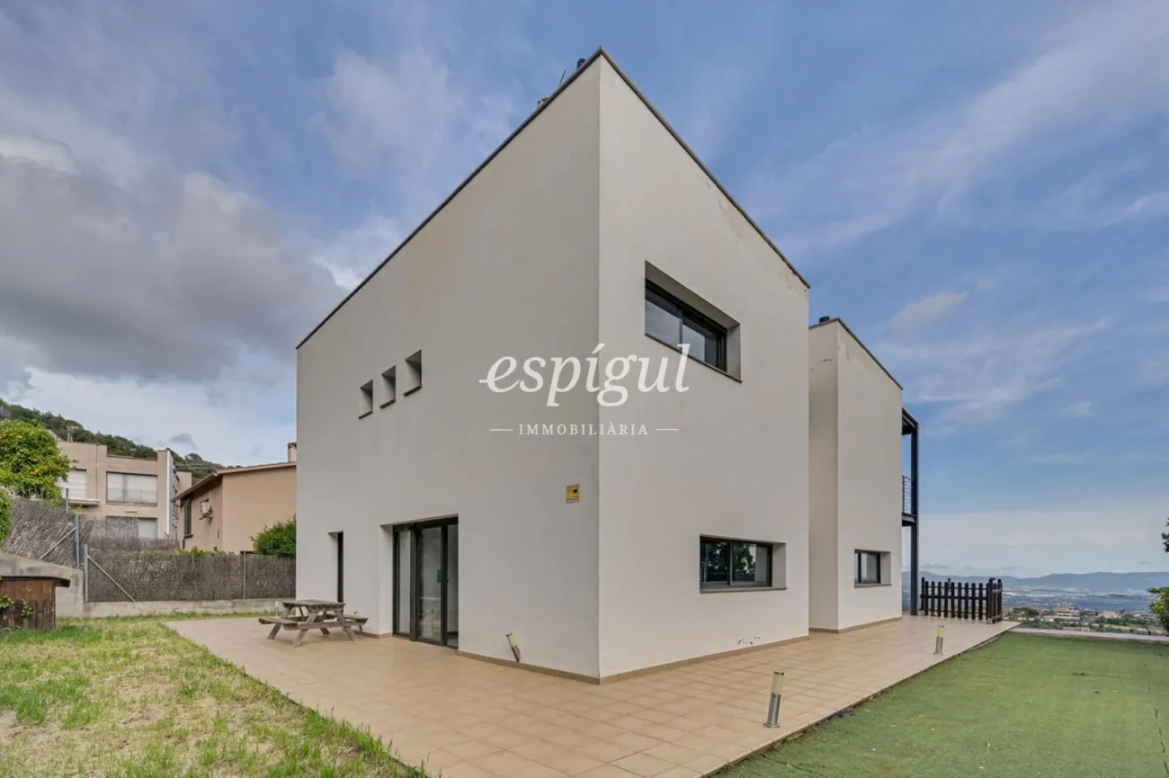 Casa de disseny amb vistes panoràmiques, jardí i piscina a Can Regasol