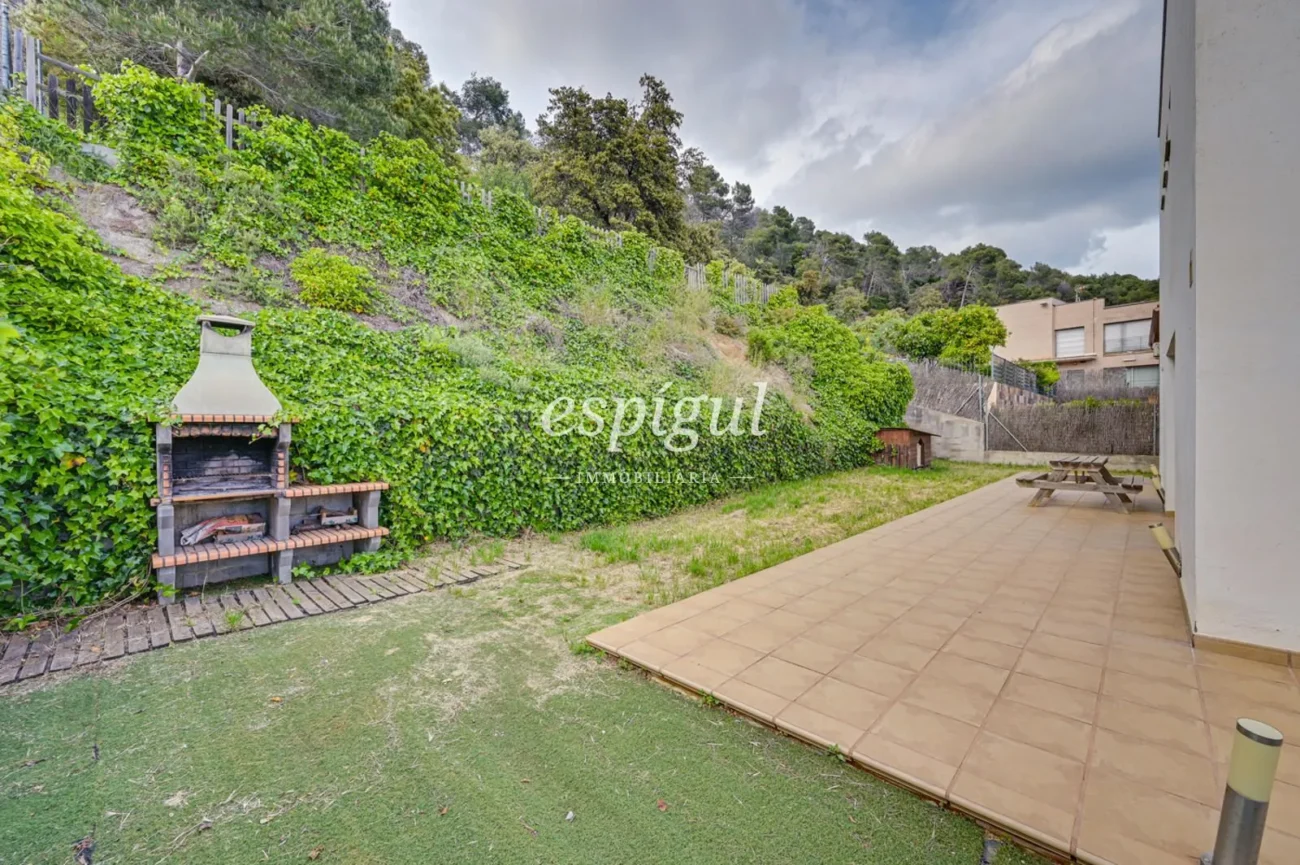 Casa de disseny amb vistes panoràmiques, jardí i piscina a Can Regasol