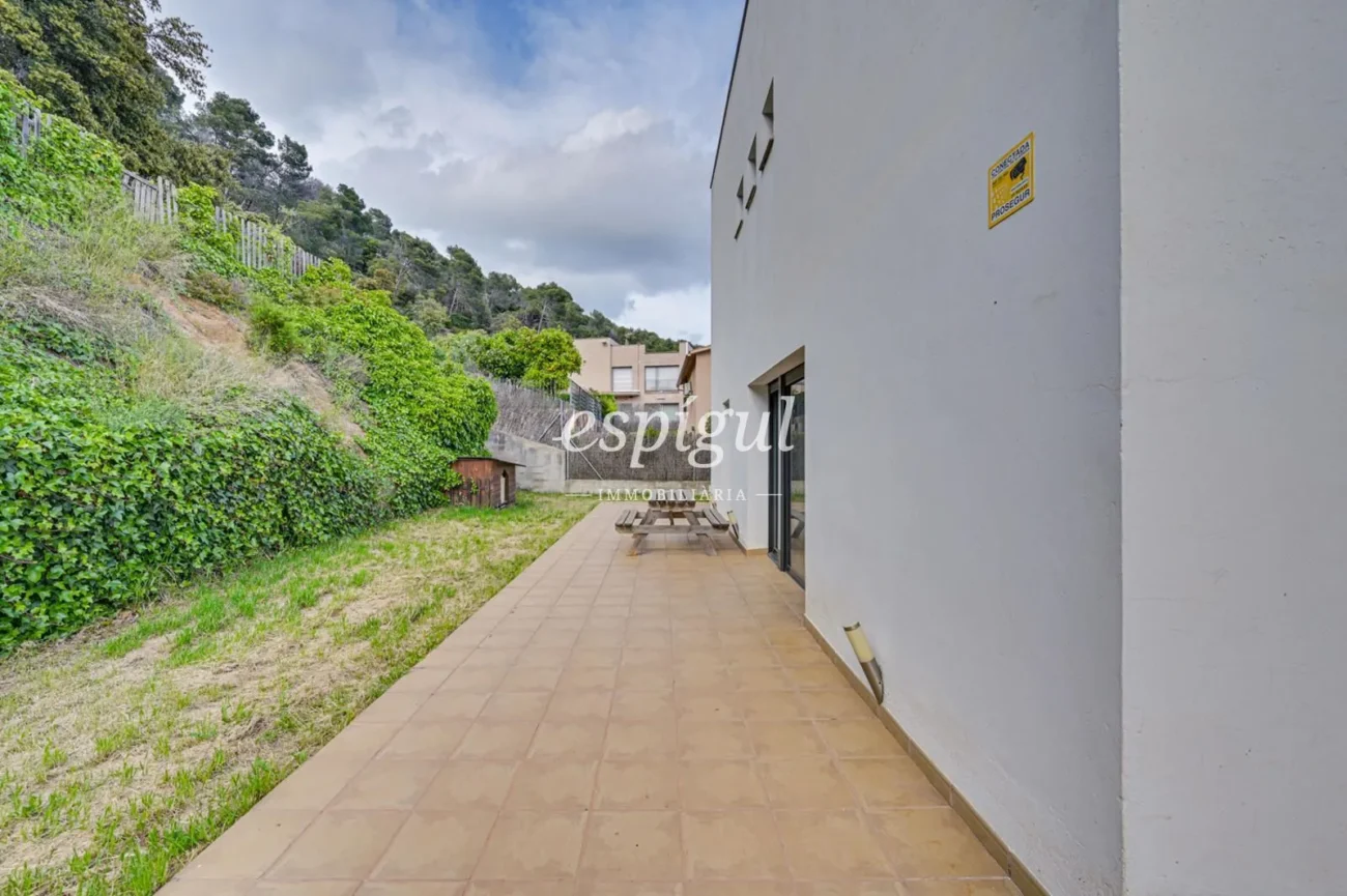 Casa de disseny amb vistes panoràmiques, jardí i piscina a Can Regasol