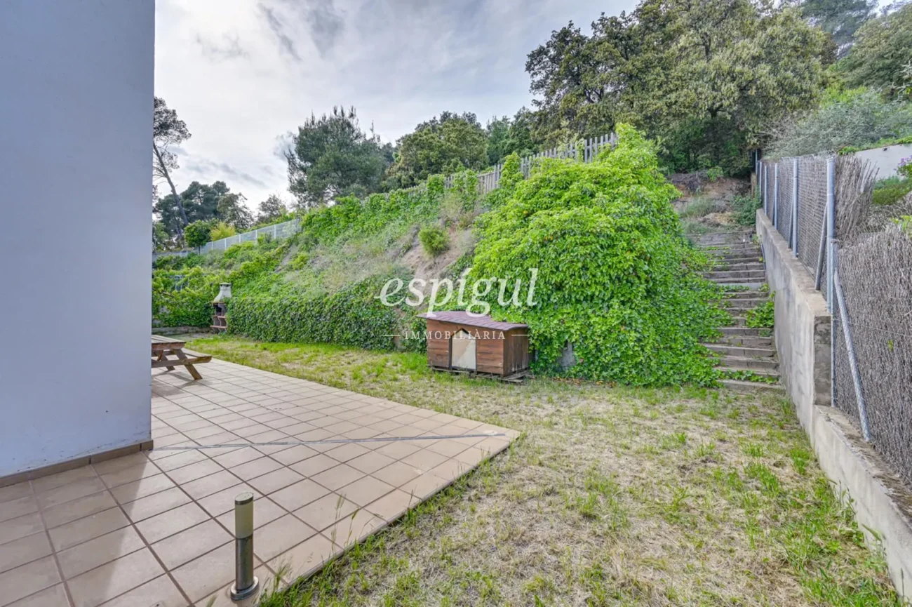 Casa de disseny amb vistes panoràmiques, jardí i piscina a Can Regasol