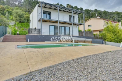 Casa de disseny amb vistes panoràmiques, jardí i piscina a Can Regasol
