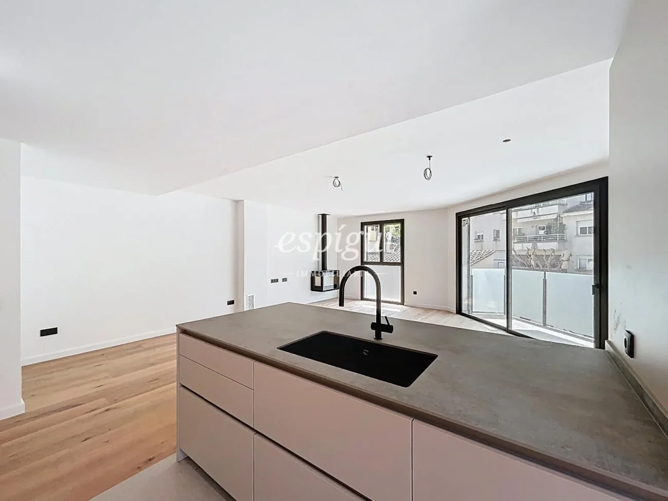 Casa d’obra nova al centre d’Arenys de Munt amb terrassa, ascensor i acabats de primera qualitat