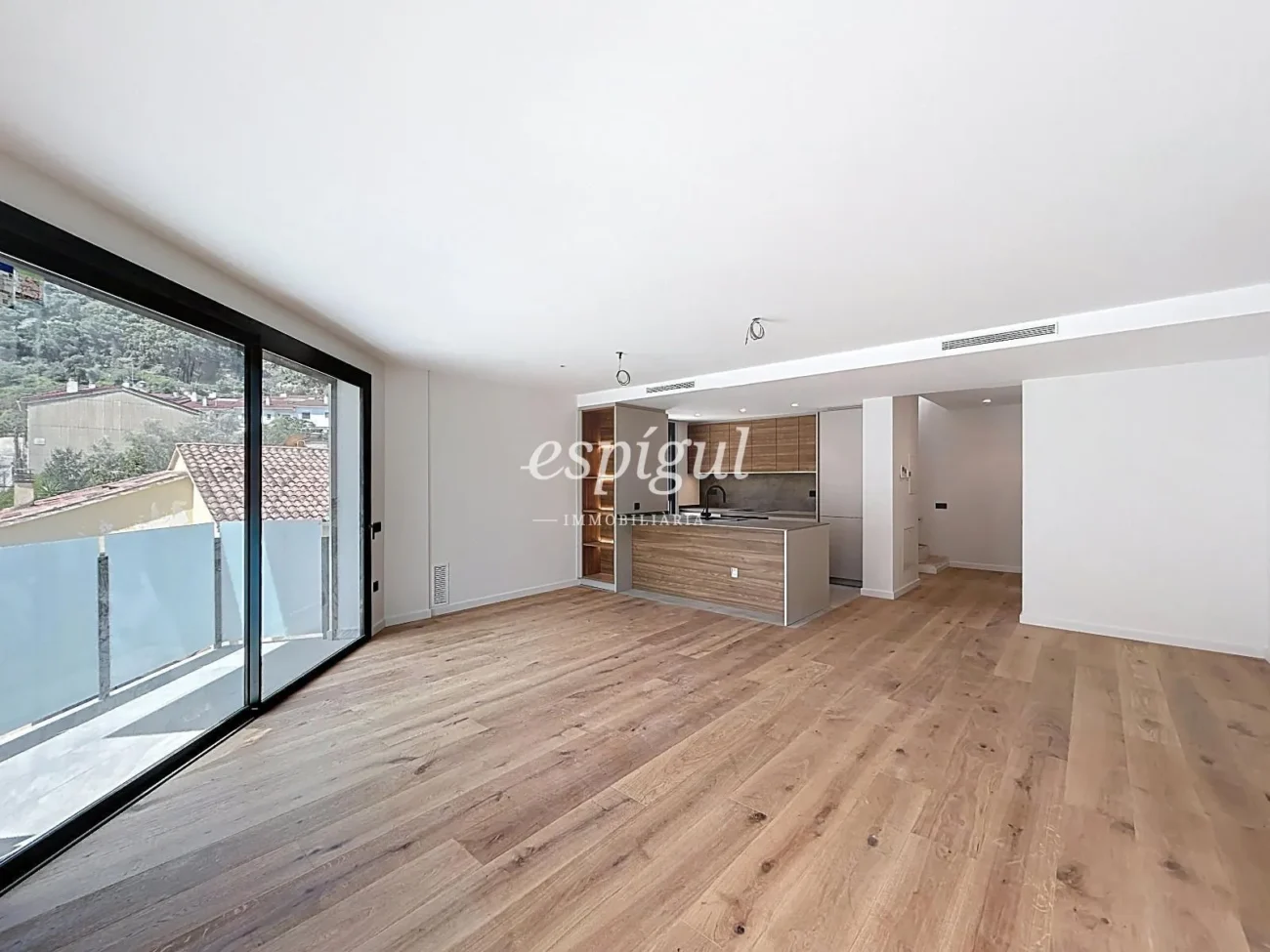 Casa d’obra nova al centre d’Arenys de Munt amb terrassa, ascensor i acabats de primera qualitat