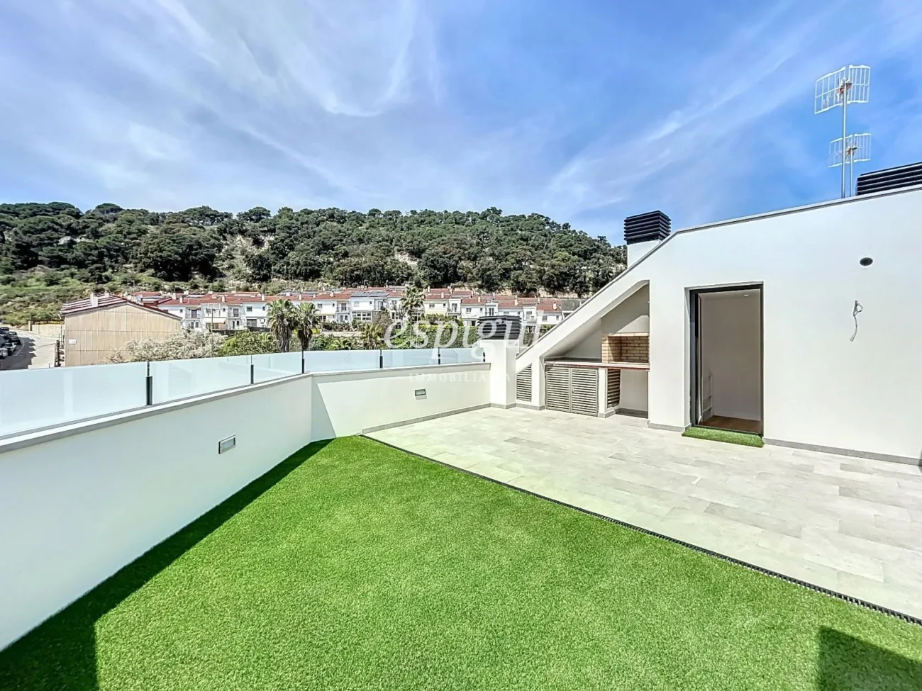 Casa d’obra nova al centre d’Arenys de Munt amb terrassa, ascensor i acabats de primera qualitat