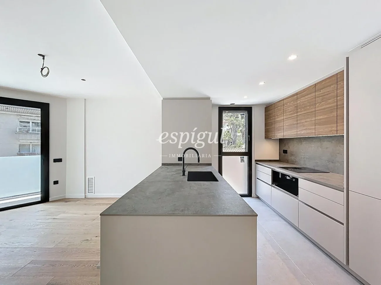Casa de obra nueva en el centro de Arenys de Munt con terraza, ascensor y acabados premium