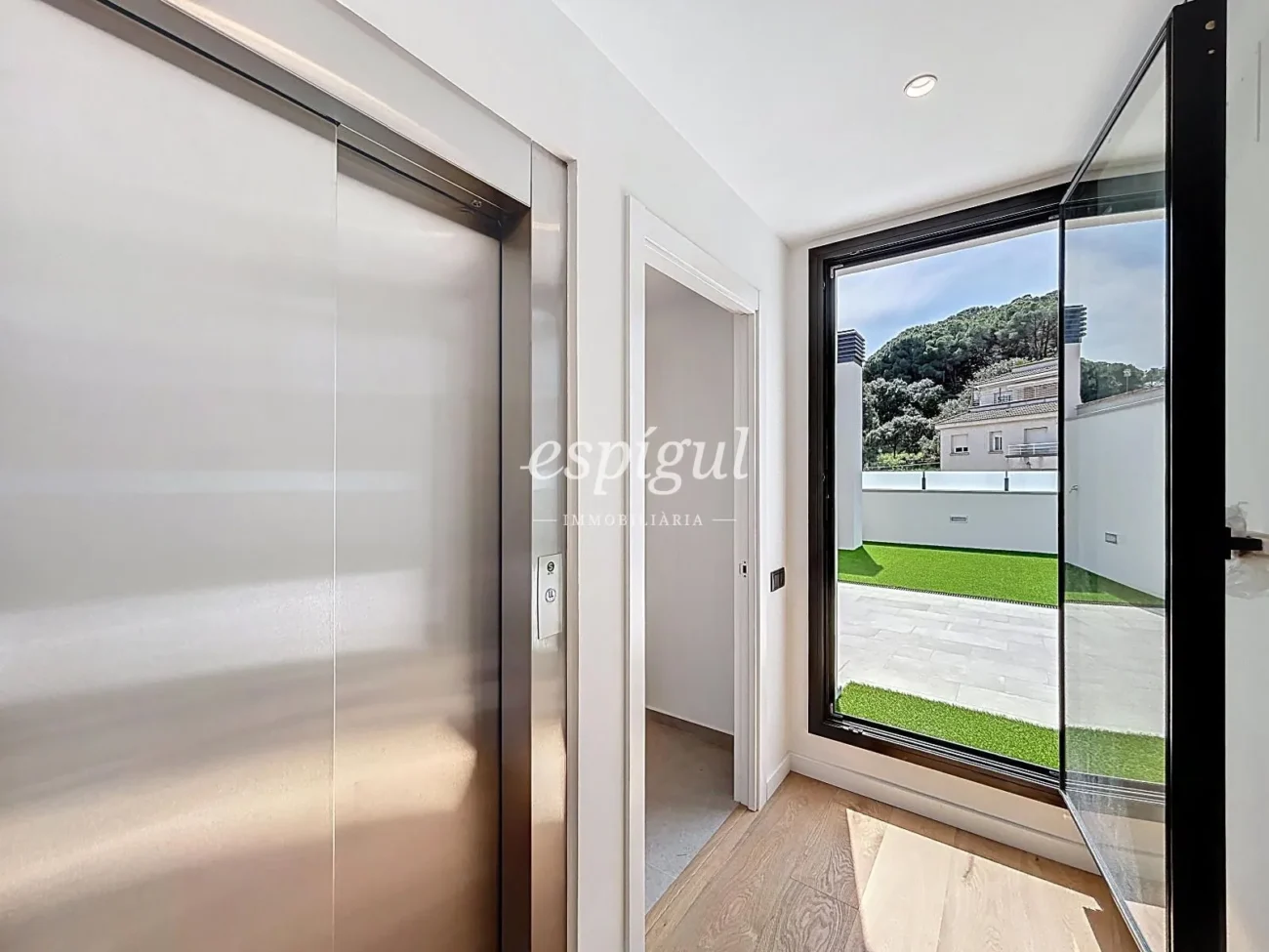 Casa de obra nueva en el centro de Arenys de Munt con terraza, ascensor y acabados premium
