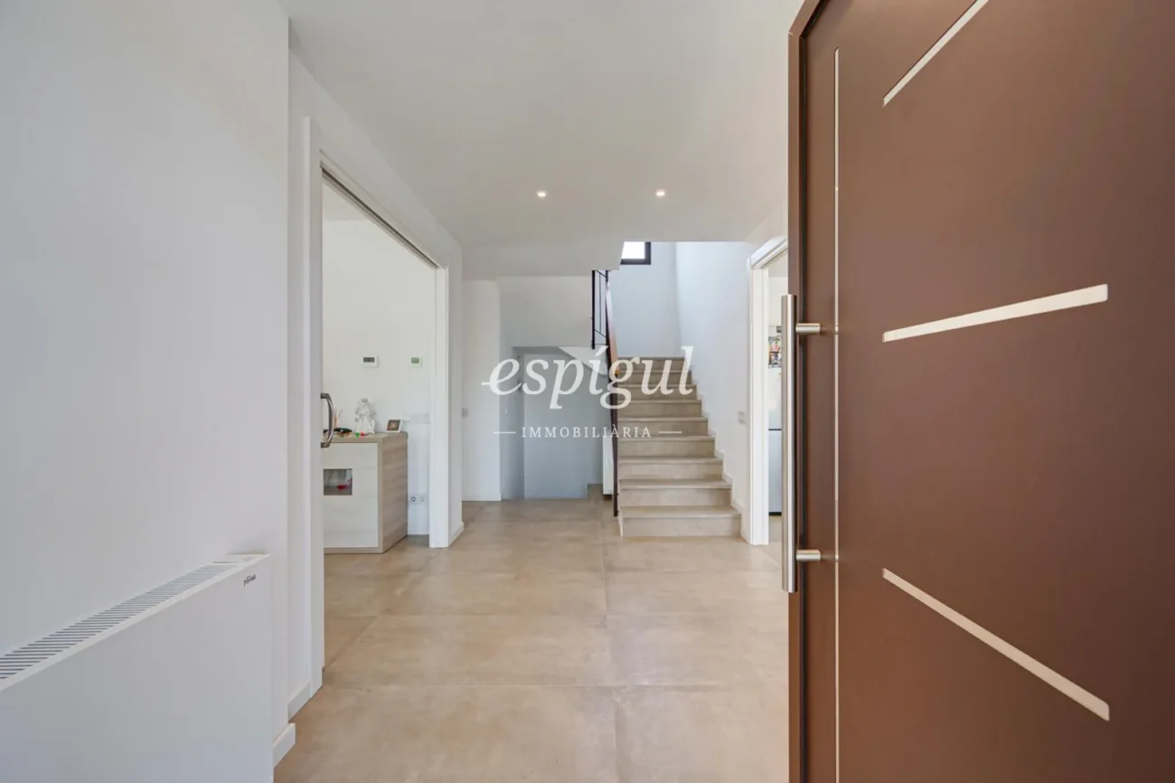 Casa de reciente construcción, con 5 habitaciones y amplio jardín en Sant Pol de Mar
