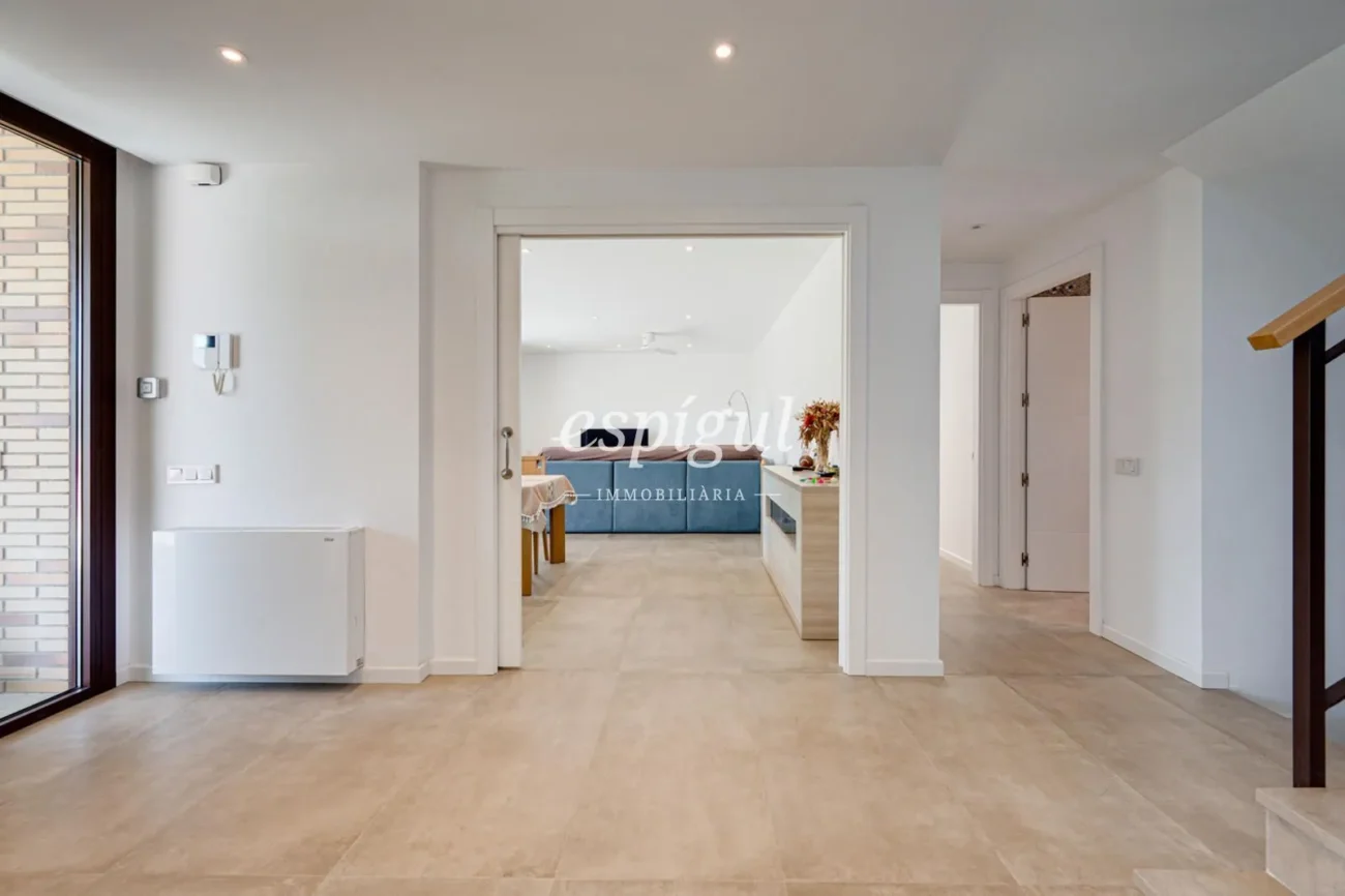 Casa de reciente construcción, con 5 habitaciones y amplio jardín en Sant Pol de Mar