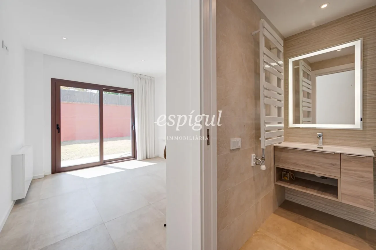 Casa de reciente construcción, con 5 habitaciones y amplio jardín en Sant Pol de Mar
