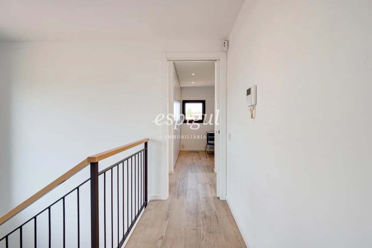 Casa de reciente construcción, con 5 habitaciones y amplio jardín en Sant Pol de Mar