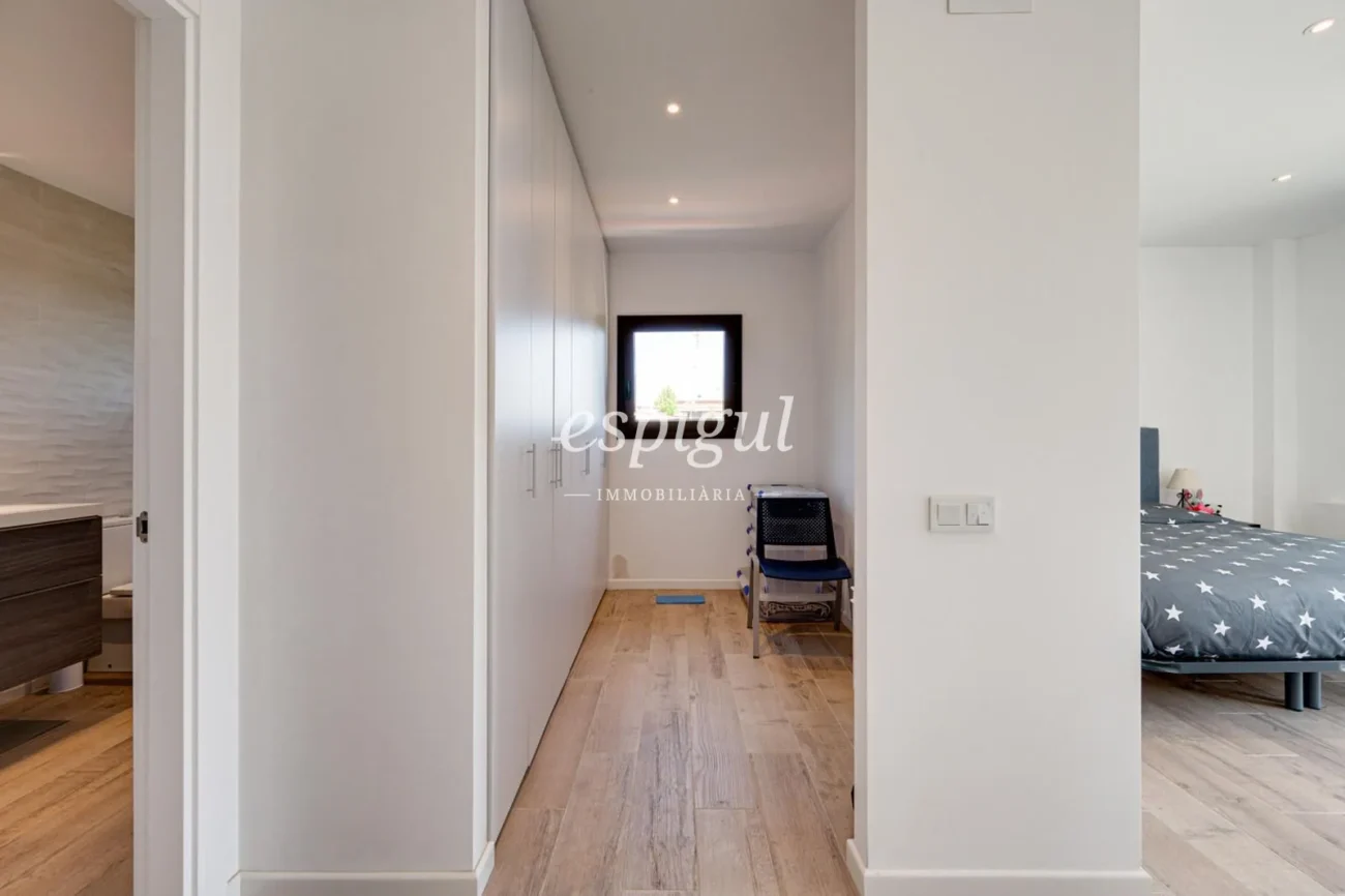 Casa de reciente construcción, con 5 habitaciones y amplio jardín en Sant Pol de Mar