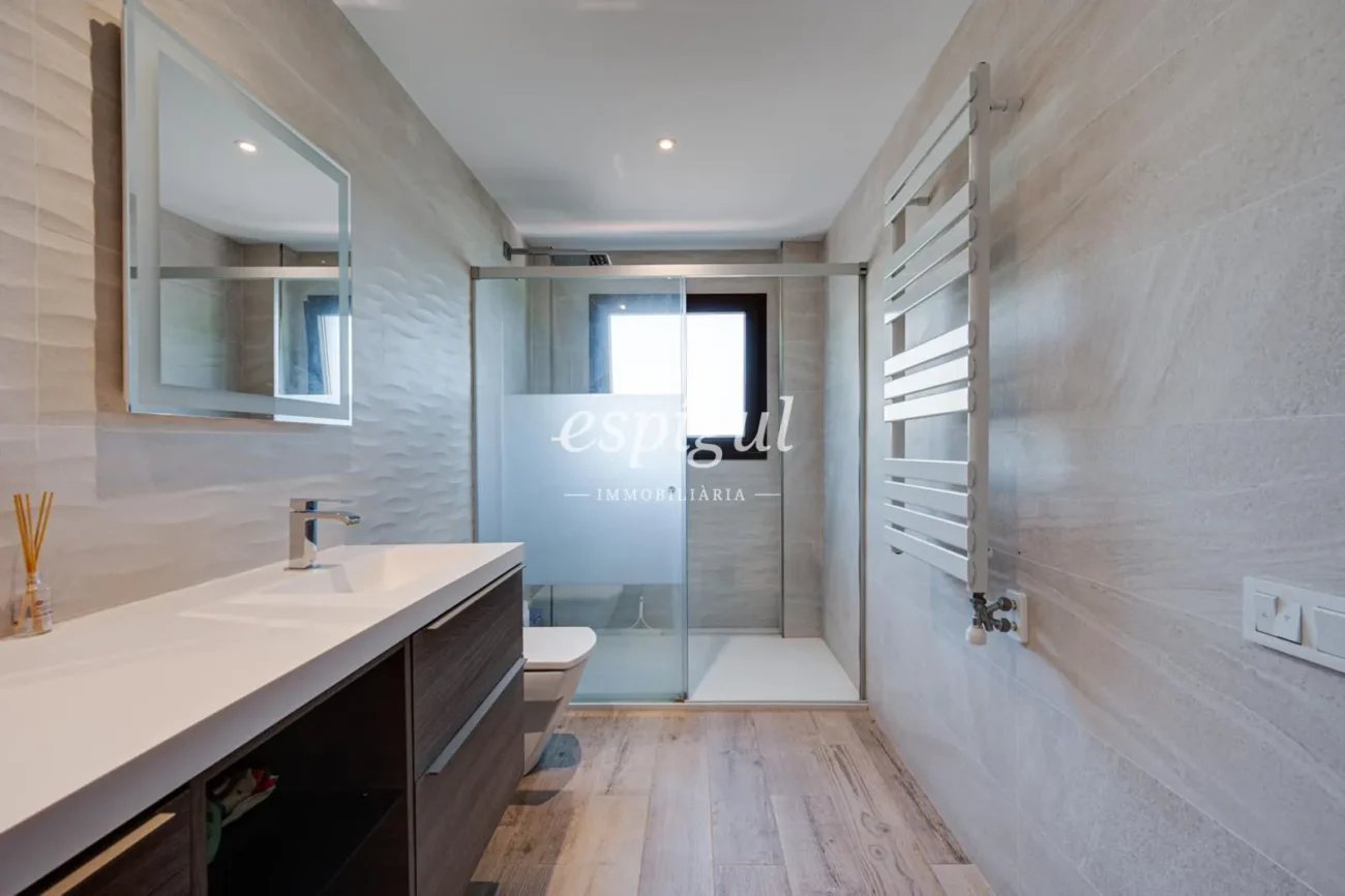 Casa de reciente construcción, con 5 habitaciones y amplio jardín en Sant Pol de Mar