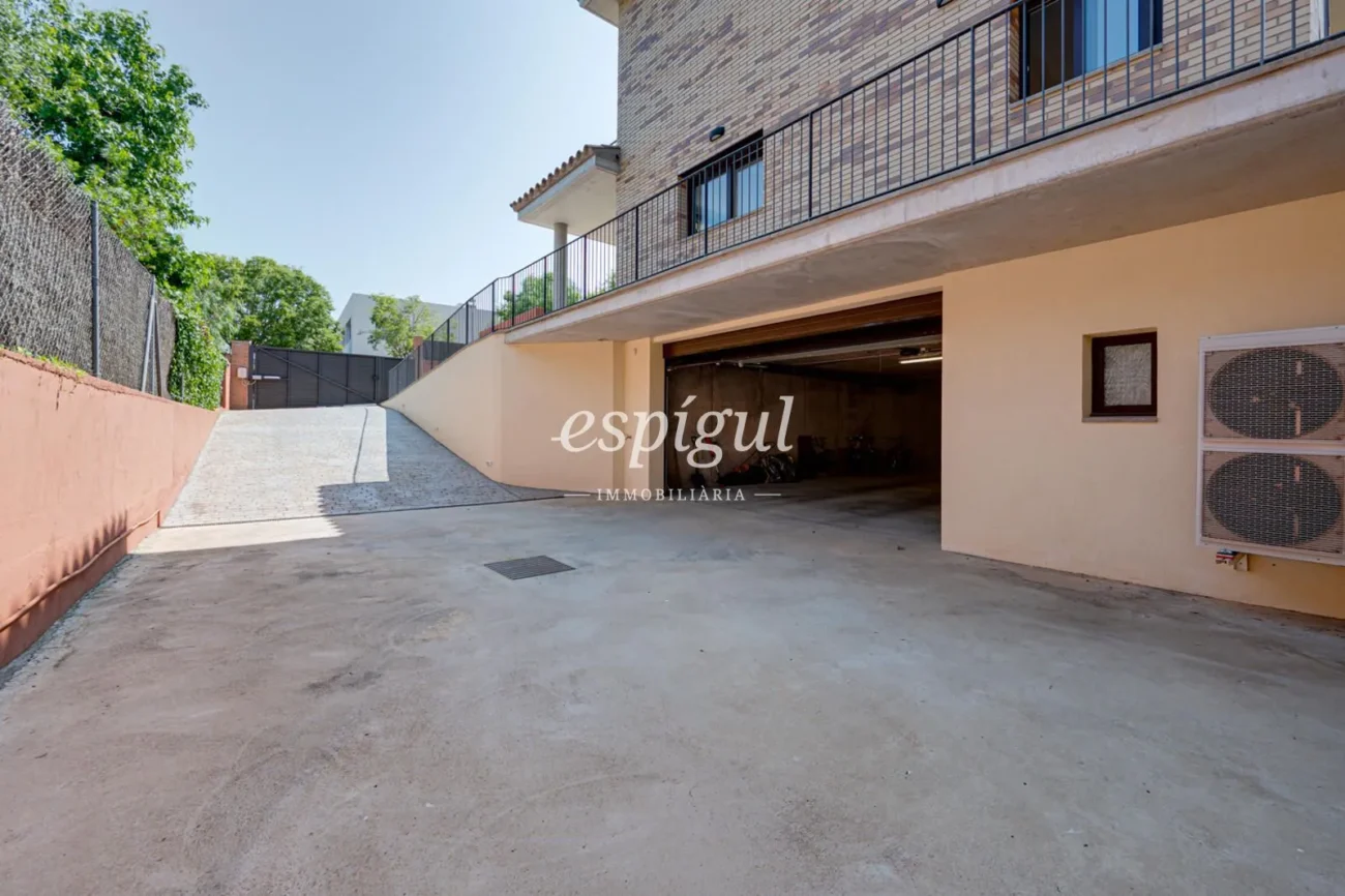 Casa de reciente construcción, con 5 habitaciones y amplio jardín en Sant Pol de Mar