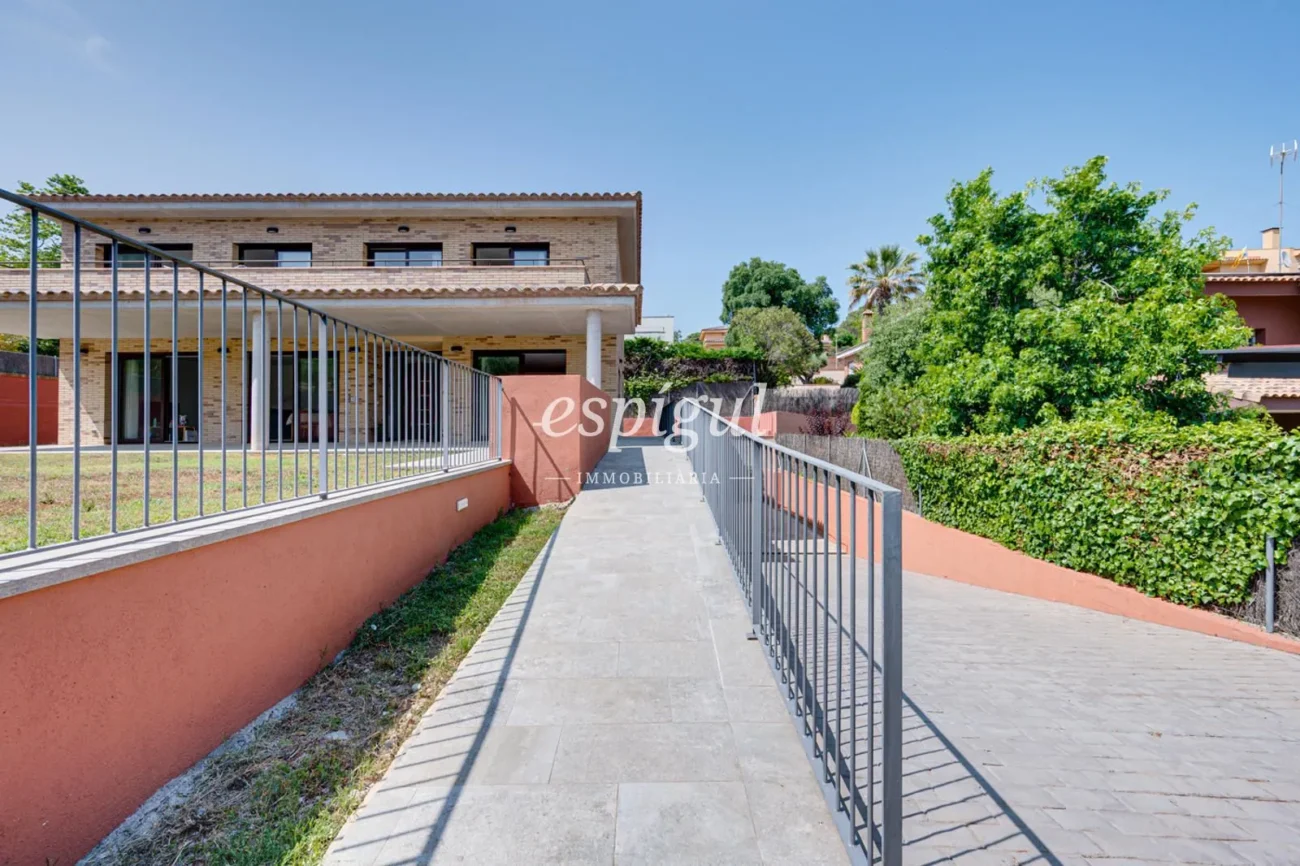 Casa de reciente construcción, con 5 habitaciones y amplio jardín en Sant Pol de Mar