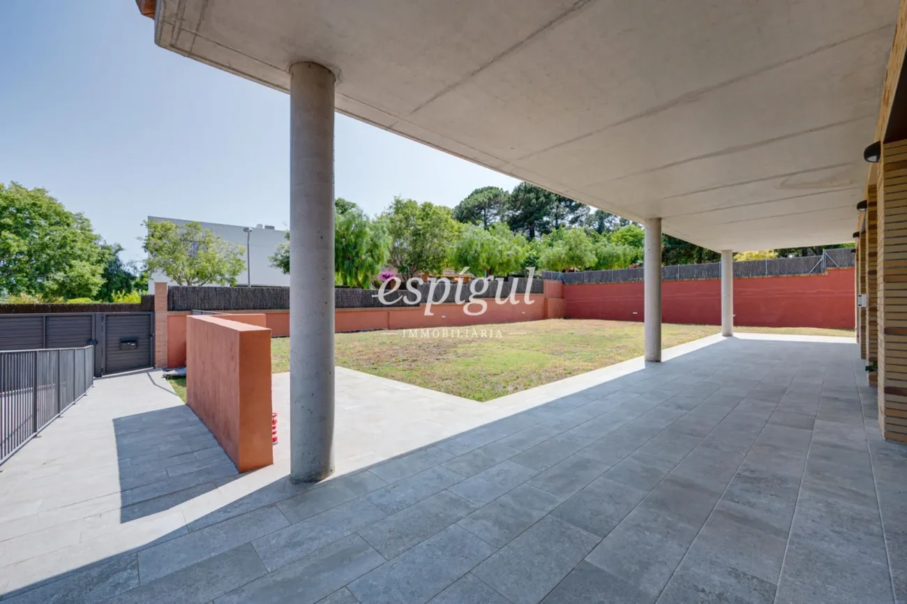 Casa de reciente construcción, con 5 habitaciones y amplio jardín en Sant Pol de Mar