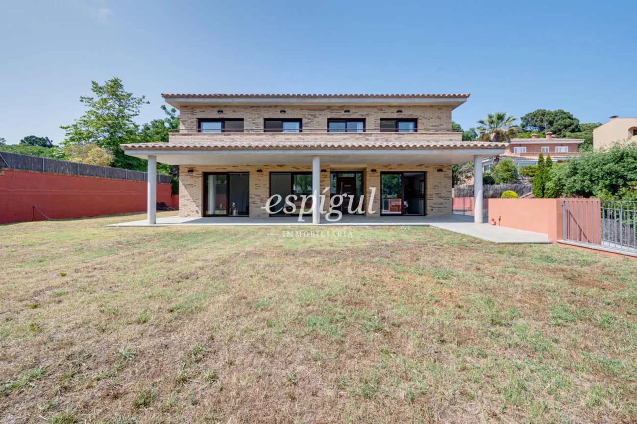 Casa de recent construcció, amb 5 habitacions i ampli jardí a Sant Pol de Mar