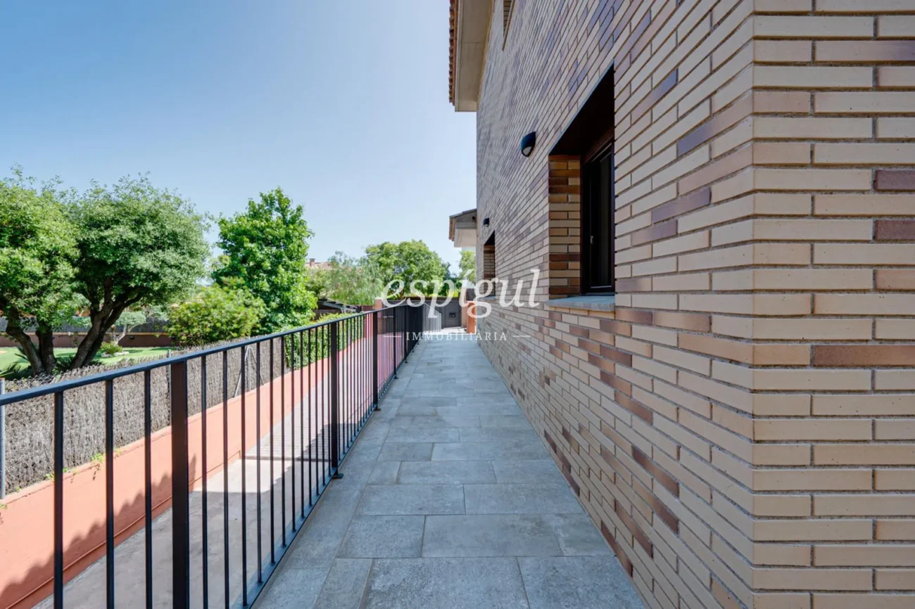 Casa de reciente construcción, con 5 habitaciones y amplio jardín en Sant Pol de Mar
