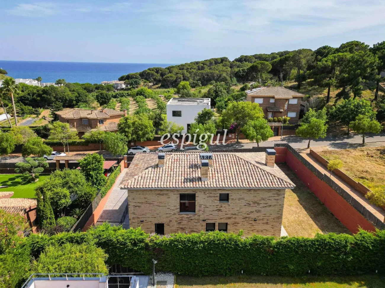 Casa de reciente construcción, con 5 habitaciones y amplio jardín en Sant Pol de Mar