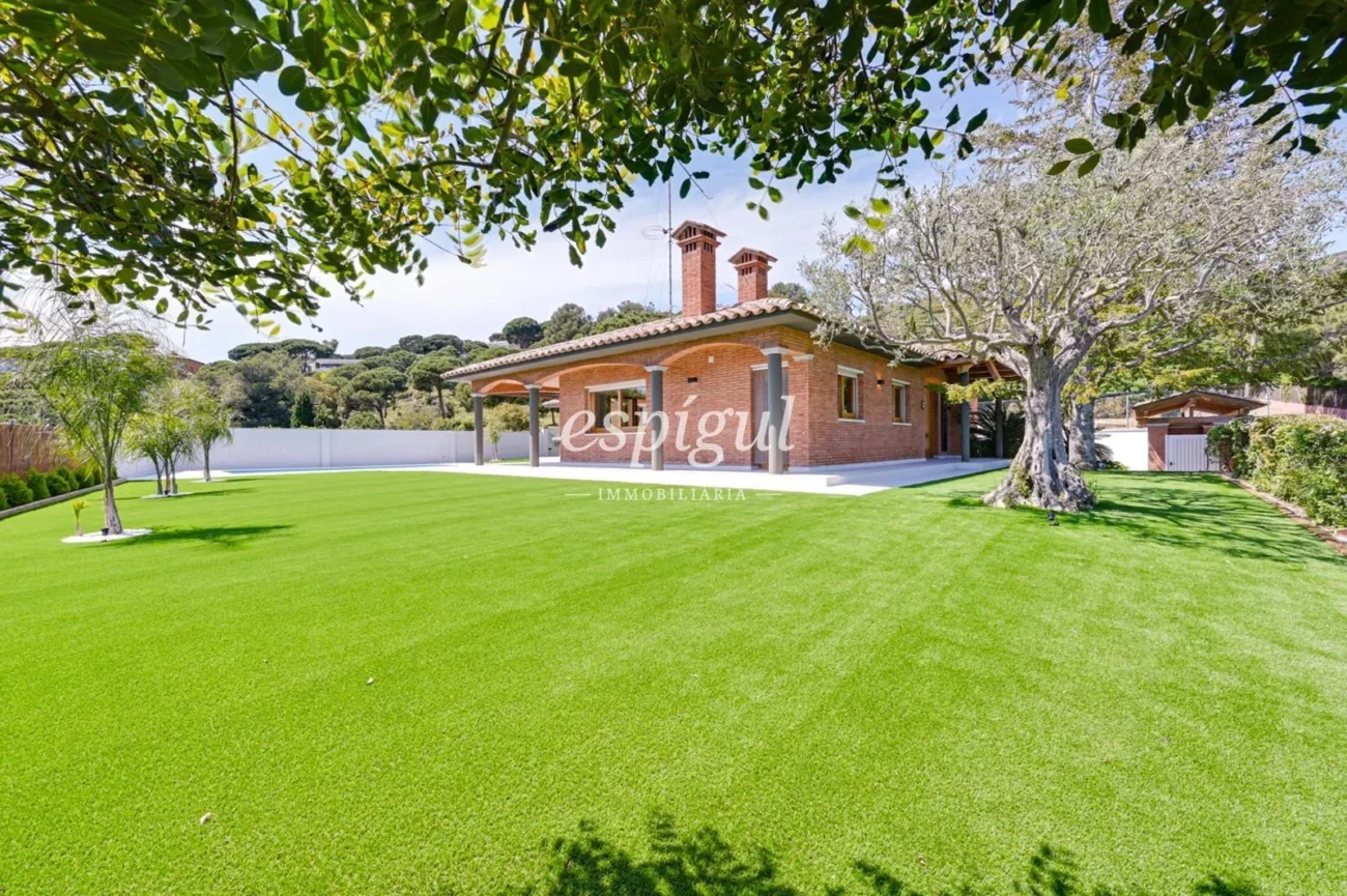 Fully renovated home with stunning sea views, pool and large garage