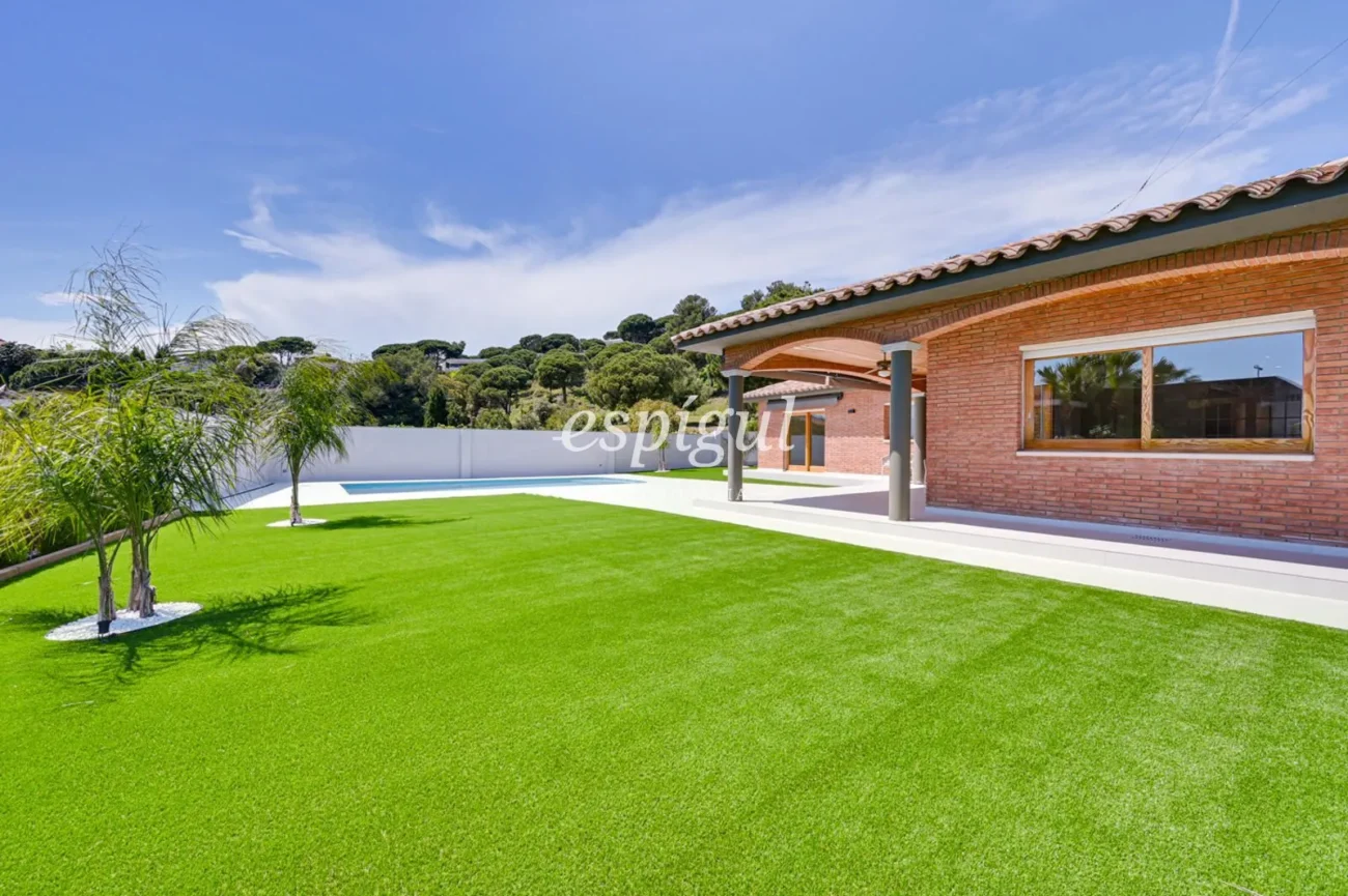 Fully renovated home with stunning sea views, pool and large garage