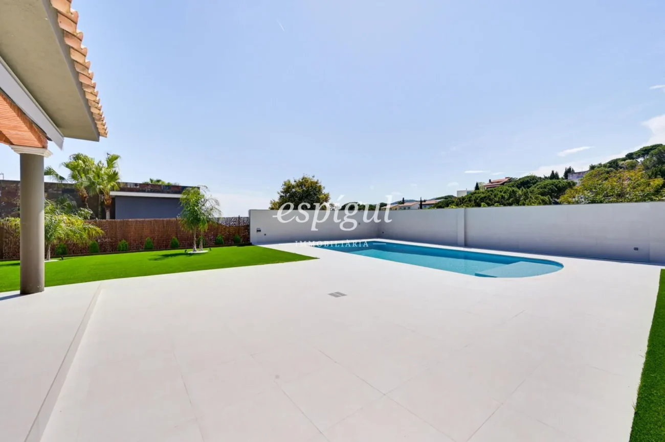 Fully renovated home with stunning sea views, pool and large garage