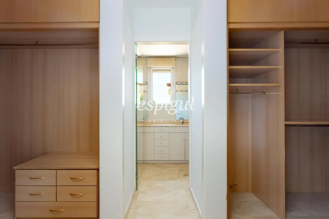 Mediterranean charm, privacy and views in Alella Parc