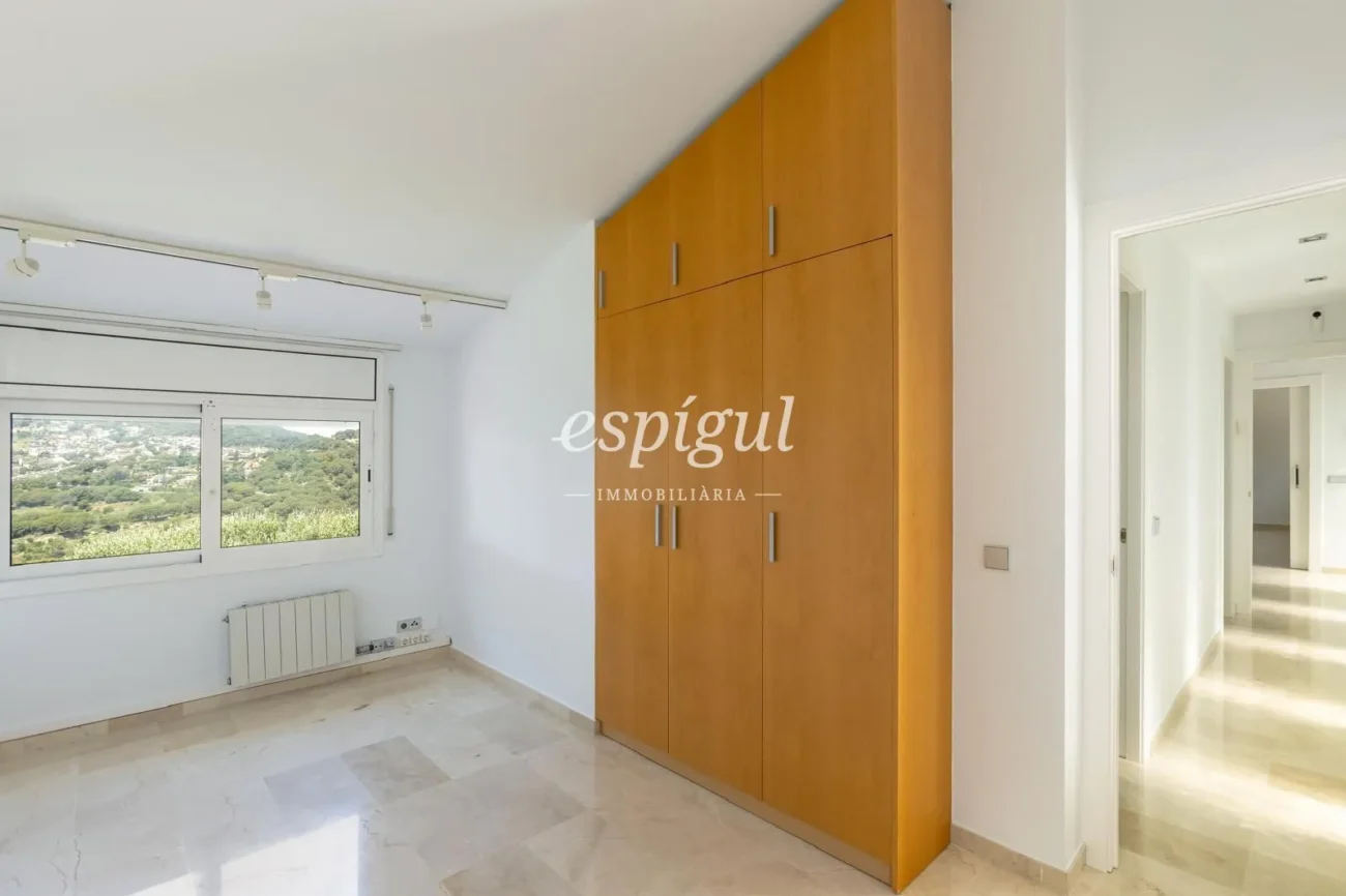 Mediterranean charm, privacy and views in Alella Parc