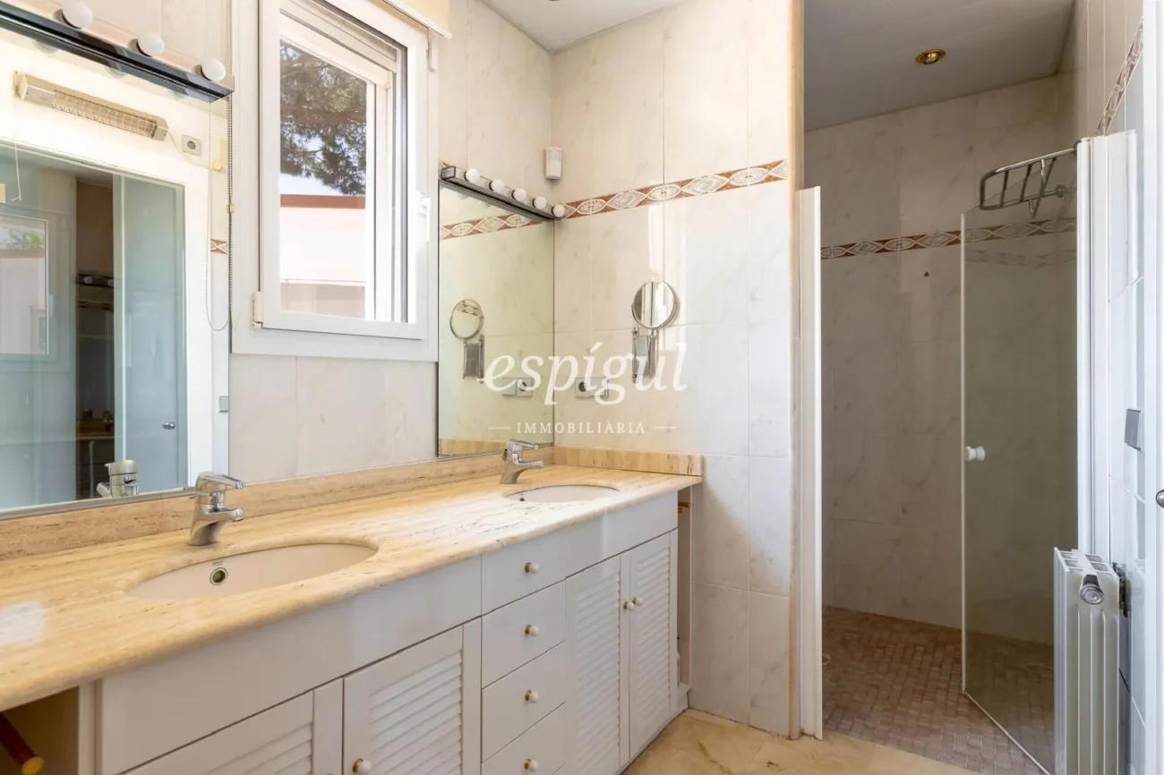 Mediterranean charm, privacy and views in Alella Parc