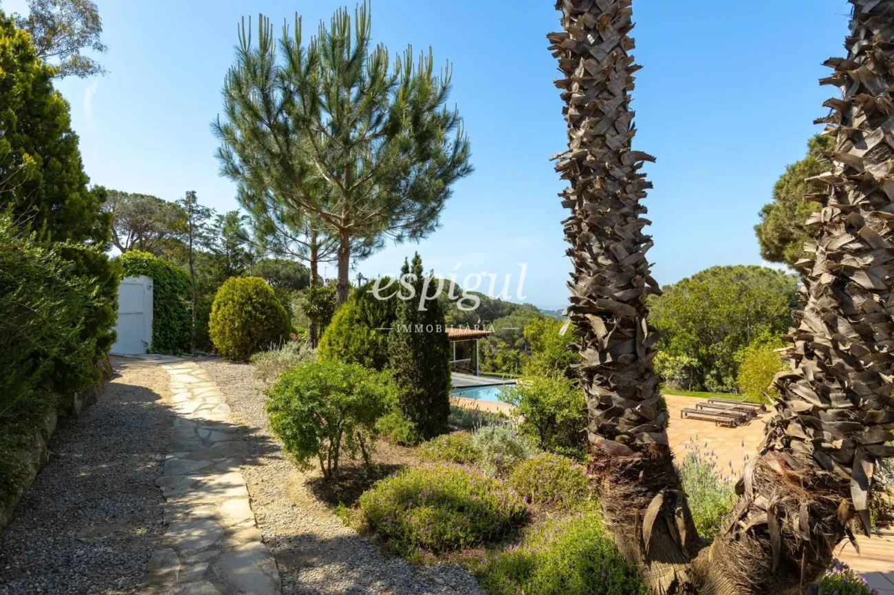 Mediterranean charm, privacy and views in Alella Parc