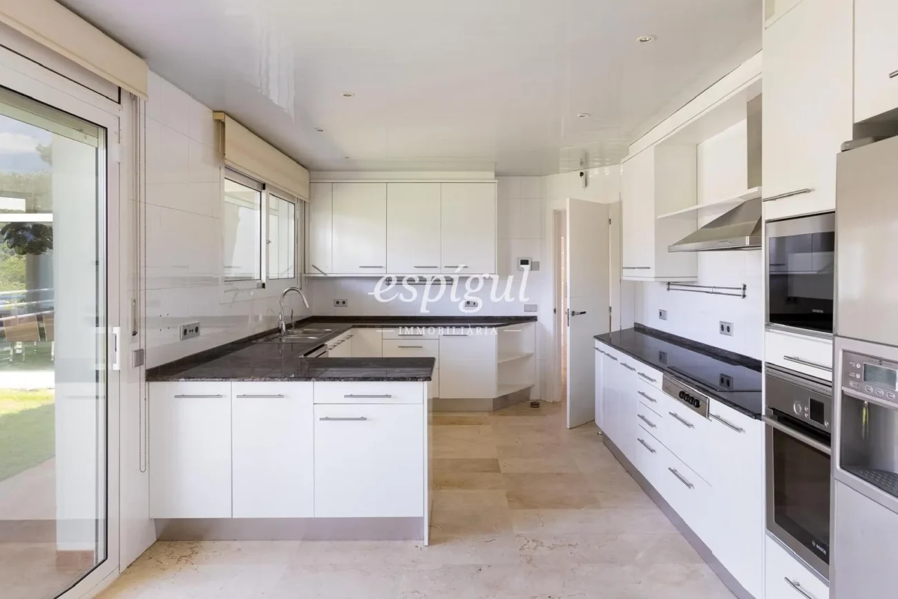 Mediterranean charm, privacy and views in Alella Parc