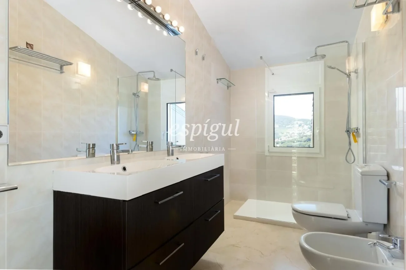 Mediterranean charm, privacy and views in Alella Parc