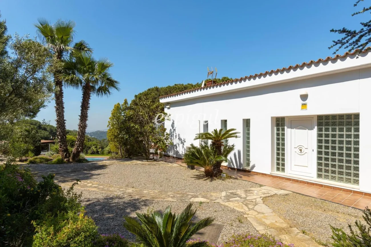 Mediterranean charm, privacy and views in Alella Parc