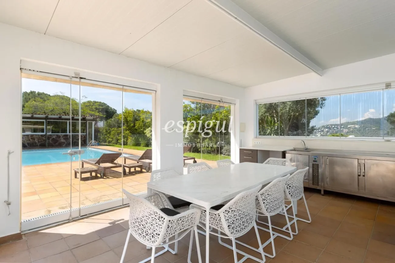 Mediterranean charm, privacy and views in Alella Parc