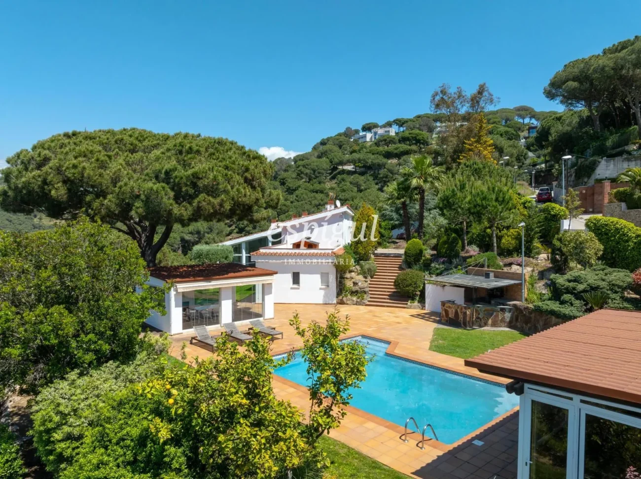 Mediterranean charm, privacy and views in Alella Parc
