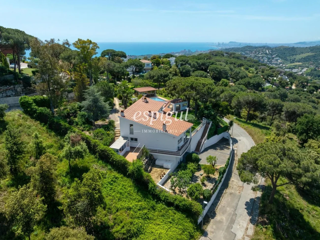 Mediterranean charm, privacy and views in Alella Parc